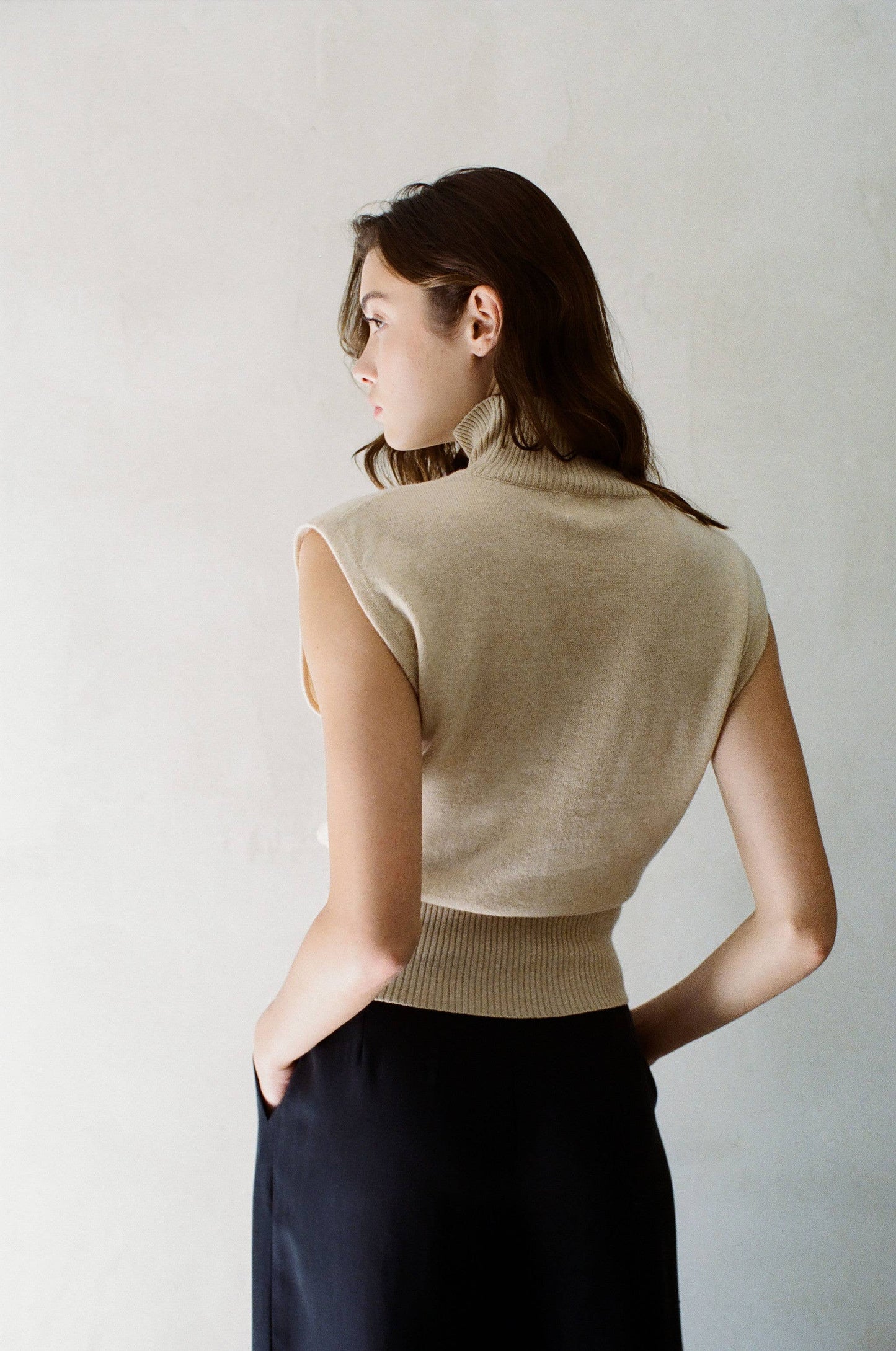 AW1009 | CASHMERE TURTLENECK VEST