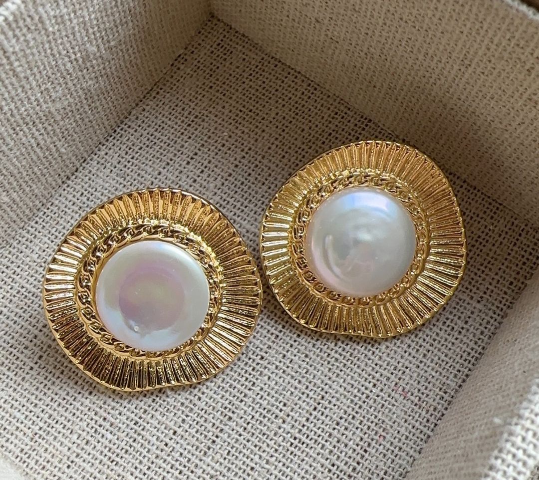 retro look stud earrings