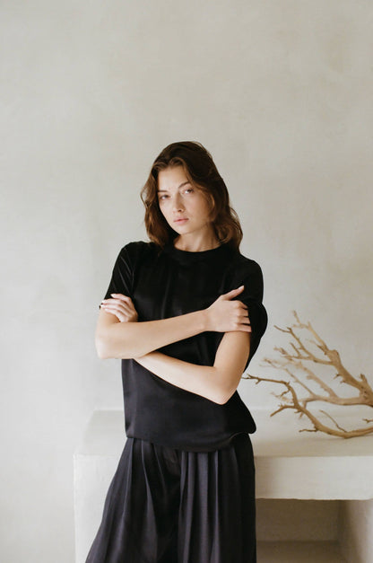 AR1045 | Woven 100% Silk Round Neck Short Sleeve Top