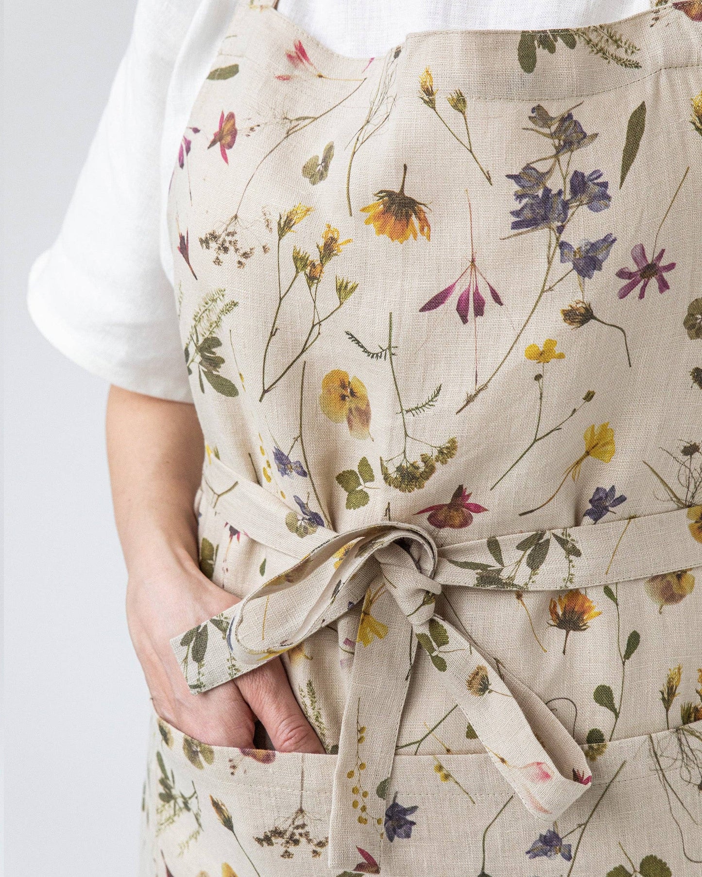 Linen bib apron with pocket in Botanical print| Floral print