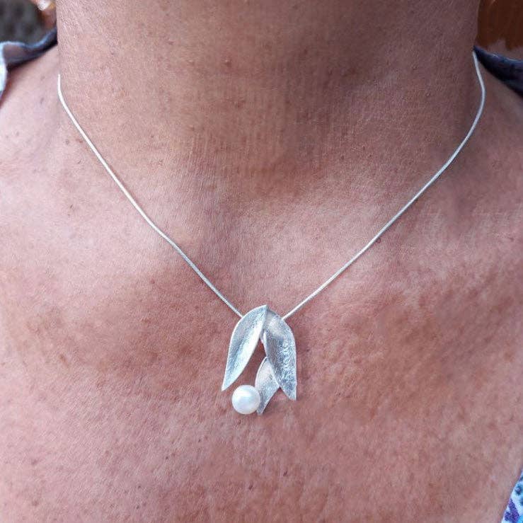 Delicate Petal and Pearl Necklace