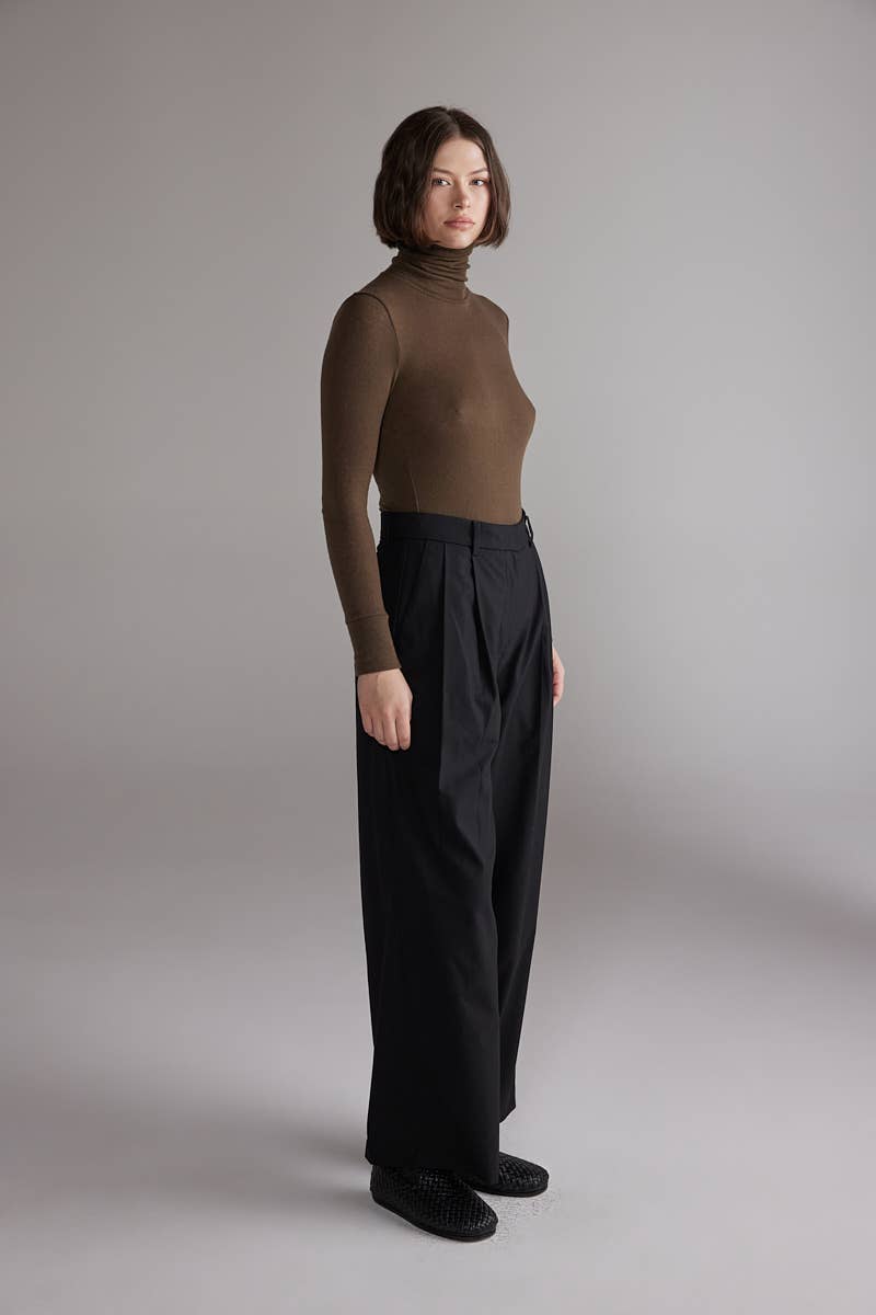 Light turtleneck in Light Olive