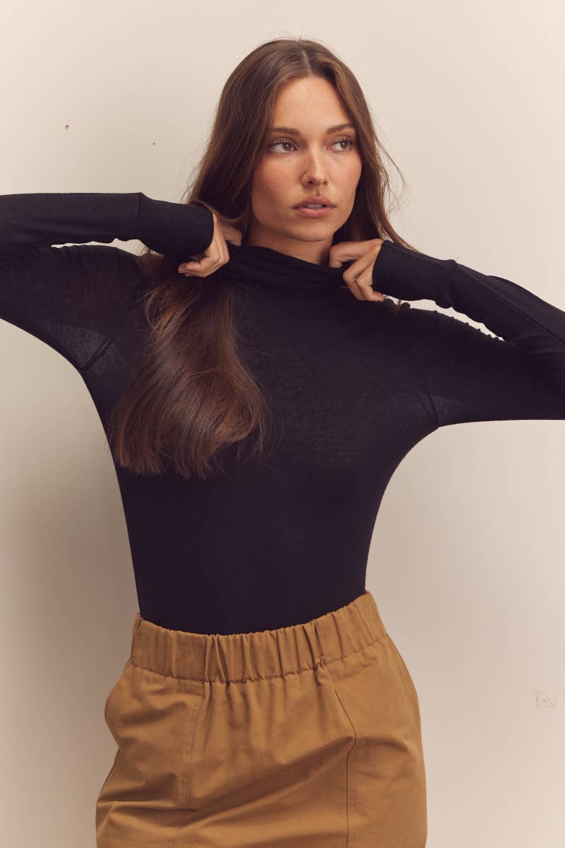 Wool blend lightweight knit turtle-neck