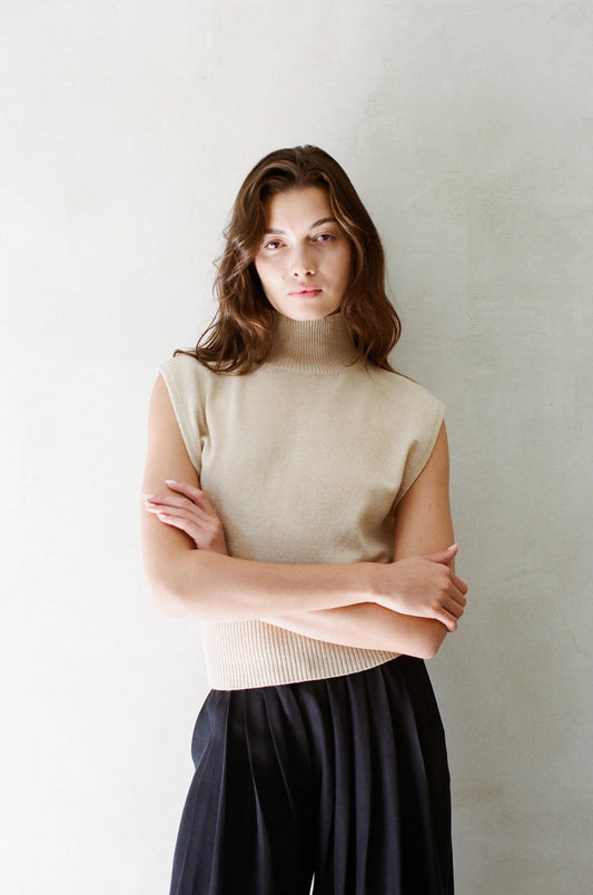 AW1009 | CASHMERE TURTLENECK VEST