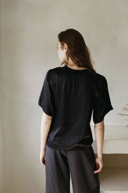 AR1045 | Woven 100% Silk Round Neck Short Sleeve Top