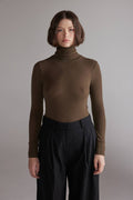 Light turtleneck in Light Olive