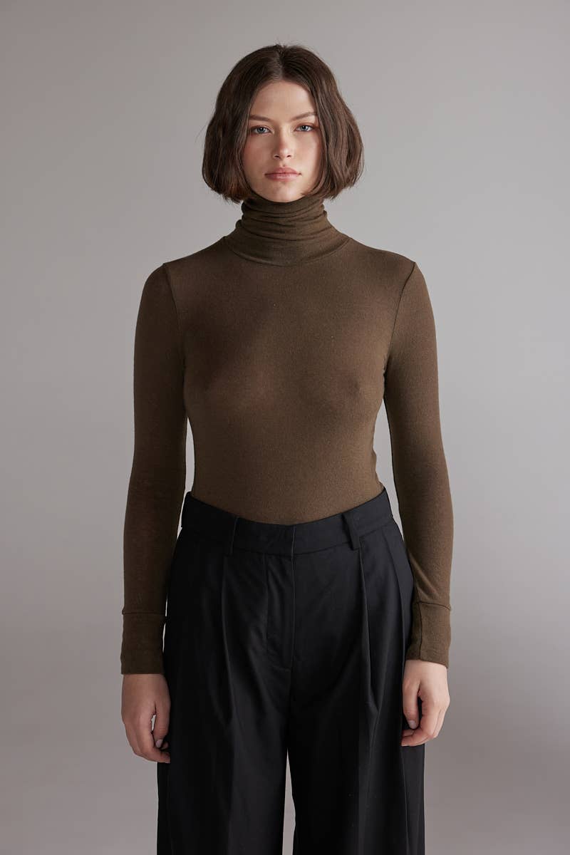 Light turtleneck in Light Olive