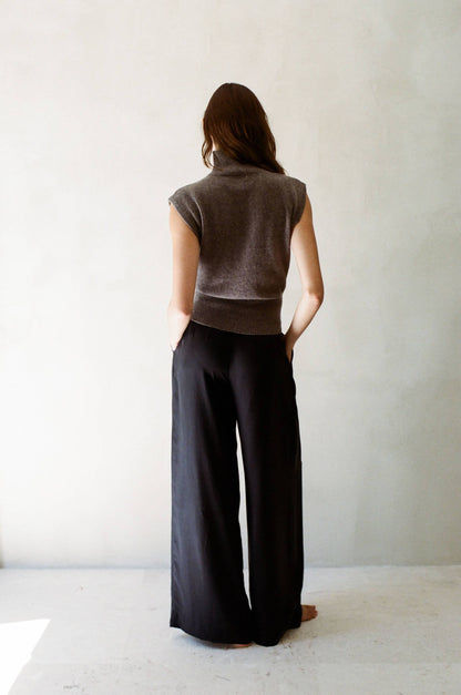 AW1009 | CASHMERE TURTLENECK VEST