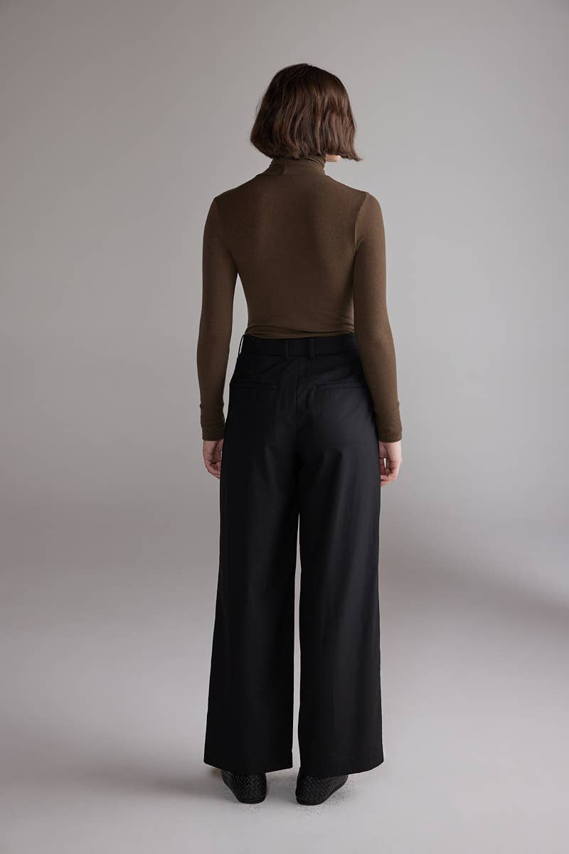 Light turtleneck in Light Olive