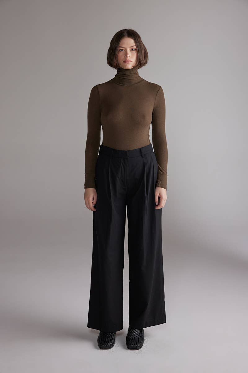 Light turtleneck in Light Olive