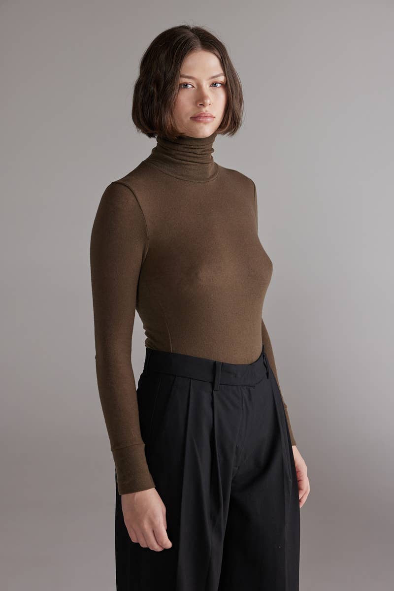 Light turtleneck in Light Olive