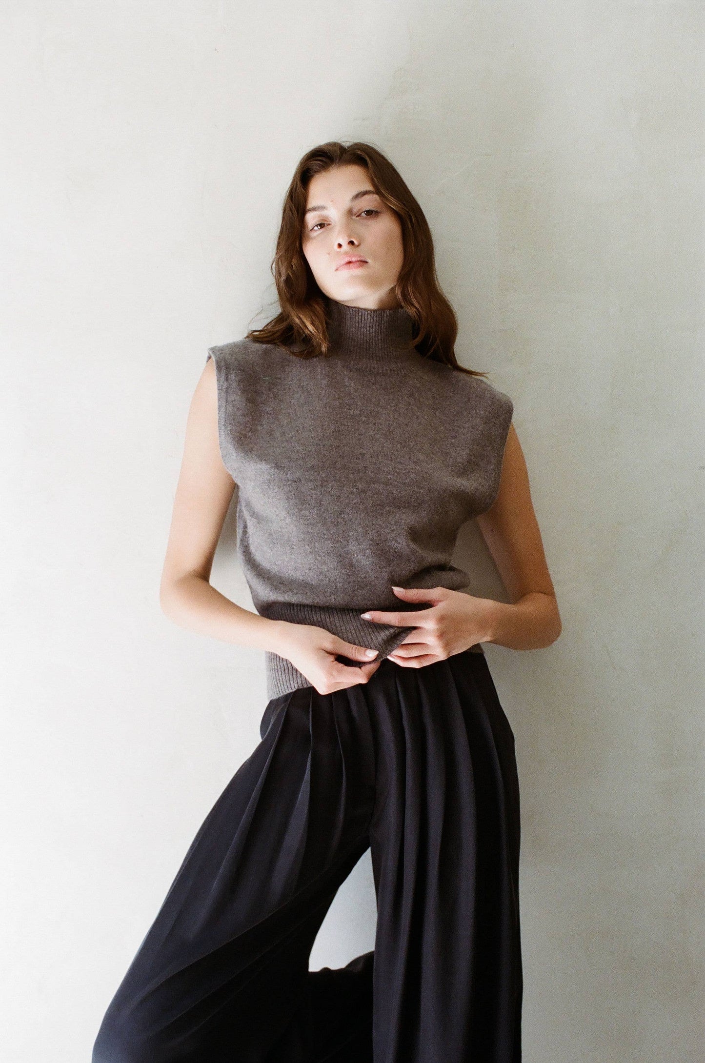 AW1009 | CASHMERE TURTLENECK VEST