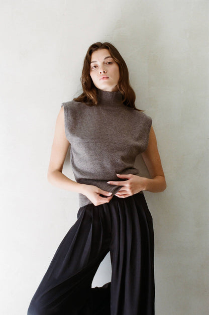 AW1009 | CASHMERE TURTLENECK VEST