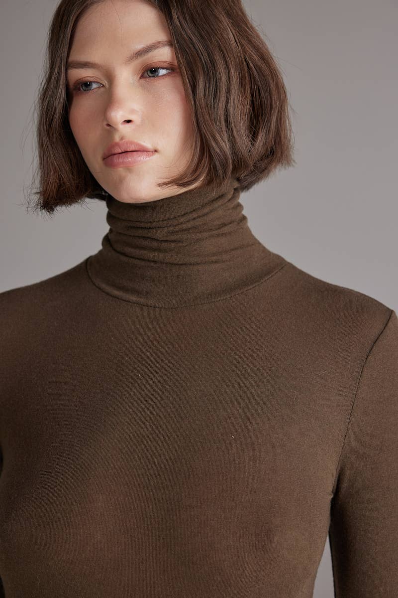Light turtleneck in Light Olive