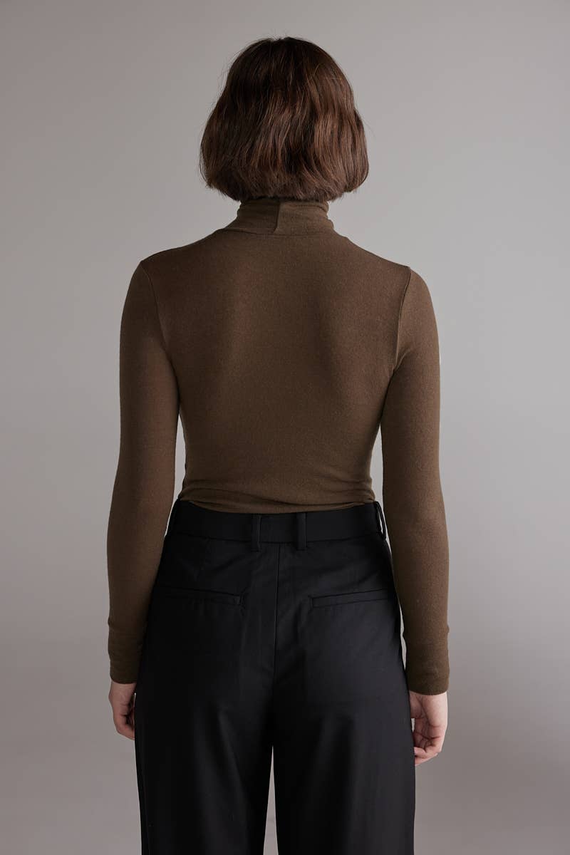 Light turtleneck in Light Olive