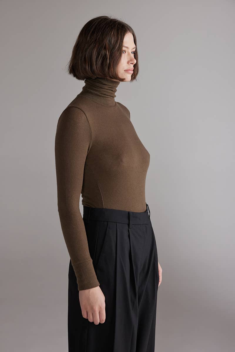 Light turtleneck in Light Olive