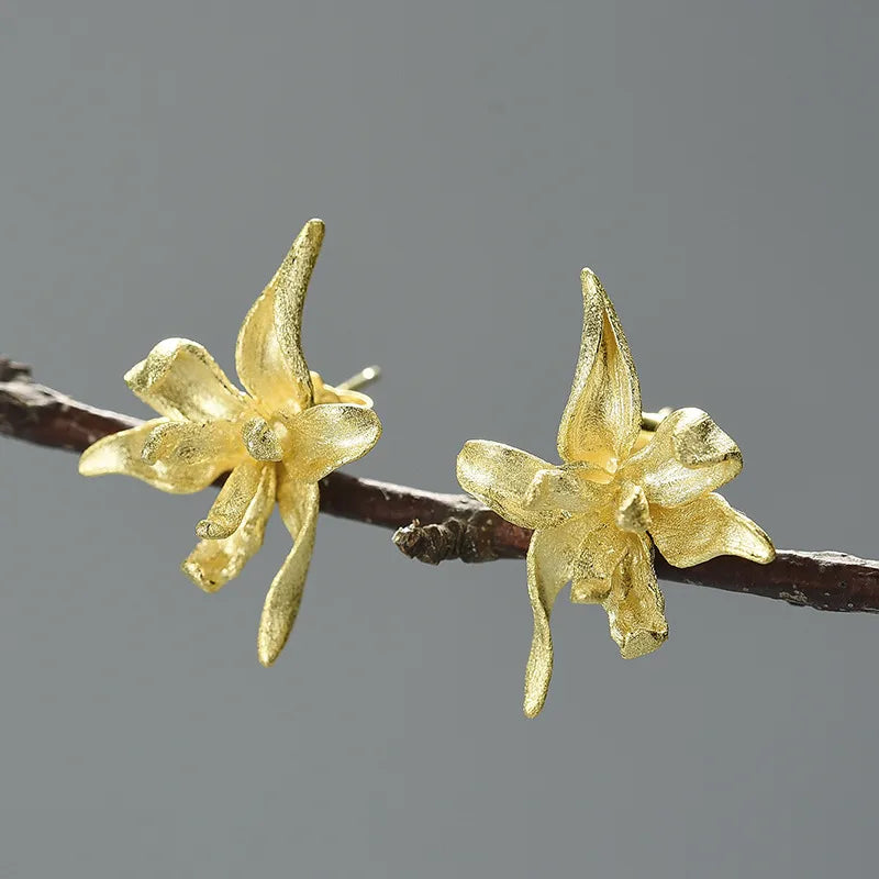 gold stud earrings,